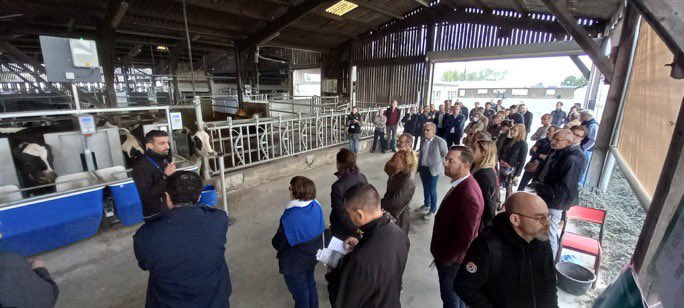 Hier à la ferm’expé des #trinottières La #recherche appliquée au service des performances en #élevage laitier pour conjuguer #Economie #ecologie #Bienêtreanimal ergonomie,sanitaire…
Des #éleveurs &amp;des ingénieurs pour donner aux 600  #jeunes étudiants  les clés de la réussite.