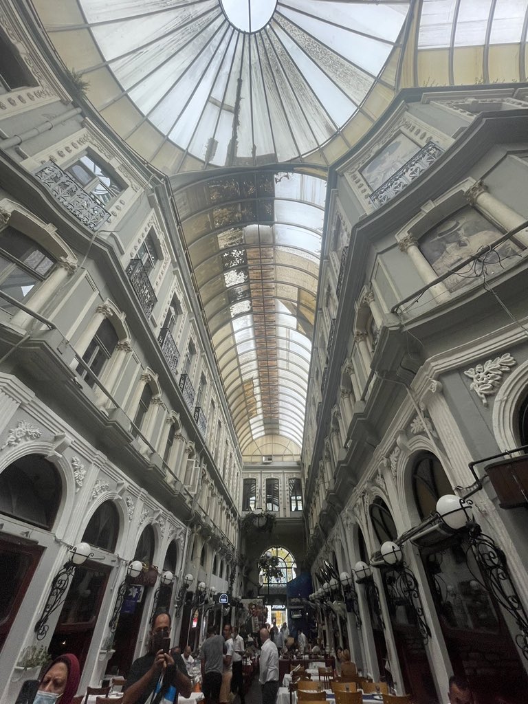 Çiçek Pasajı’nın çatısının temizlenme, tamir edilme vakti gelmiş. <a href="/BeyogluBld/">Beyoğlu Belediyesi</a>