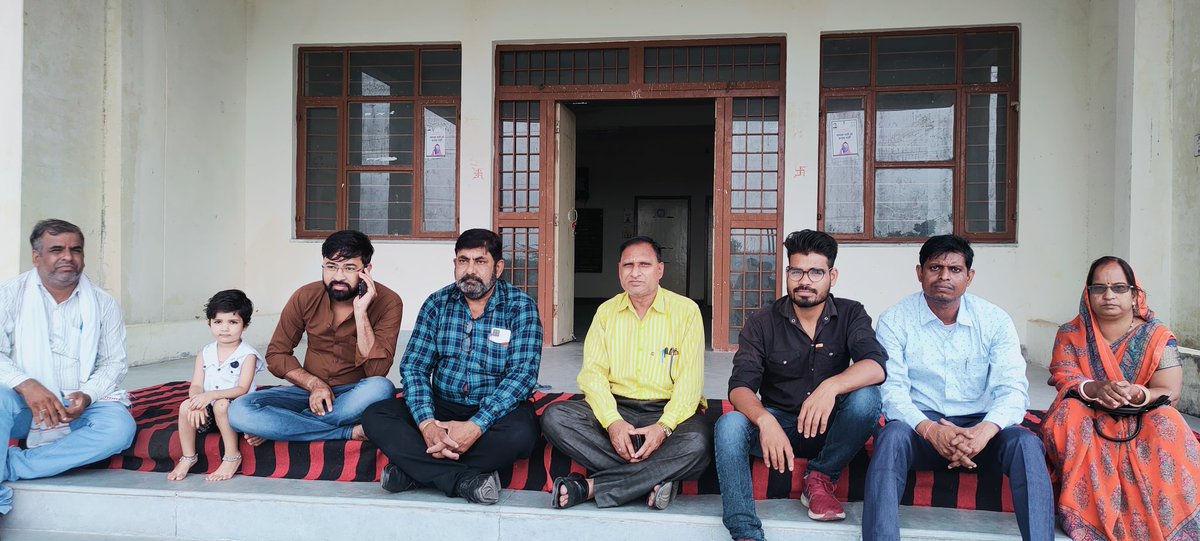 असनावर में क्रमिक अनशन व धरने पर बैठे हुए राजस्व परिषद के सदस्य✌️✌️