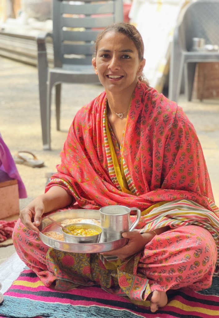 चूल्हे पर बने हुए खाने का स्वाद अलग ही होता है 👌
रोटी + मक्खन + चटनी + आलू मटर की सब्ज़ी + लस्सी 😋👌आप सब भी आमंत्रित हैं 😍🙏