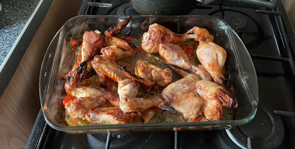 jozzzaphen's tweet photo. We #bakingchicken early in the morning 🍗😉😋 https://t.co/wR9yUWDfDY