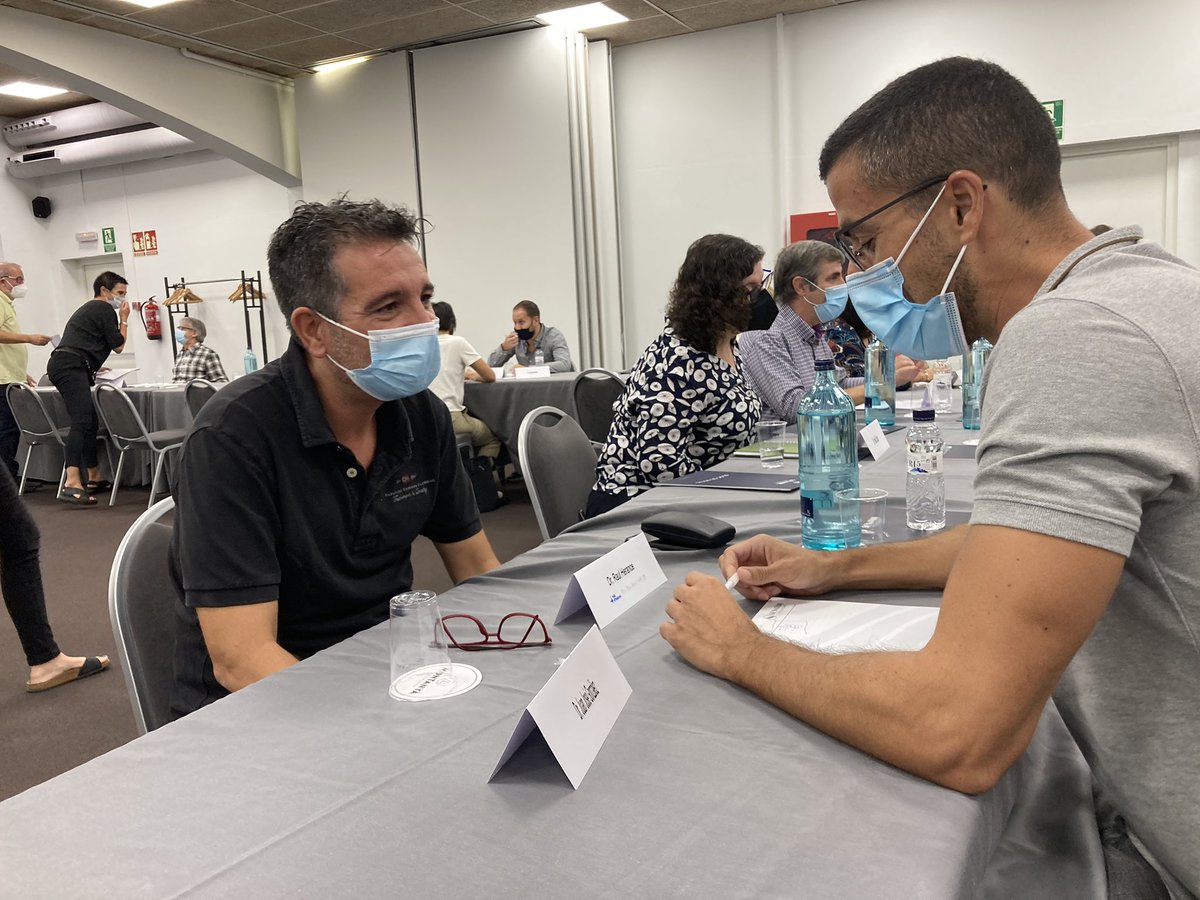 VHIR_'s tweet image. Iniciem el segon dia del #VHScientificRetreat amb una sessió d’speed dating on els investigadors comparteixen, en un parell o tres de minuts, el seu àmbit d’expertesa amb els seus companys. 

Investigadors clínics i bàsics face to face!