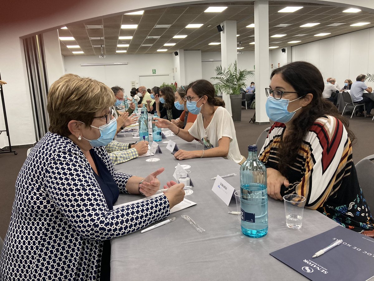 VHIR_'s tweet image. Iniciem el segon dia del #VHScientificRetreat amb una sessió d’speed dating on els investigadors comparteixen, en un parell o tres de minuts, el seu àmbit d’expertesa amb els seus companys. 

Investigadors clínics i bàsics face to face!