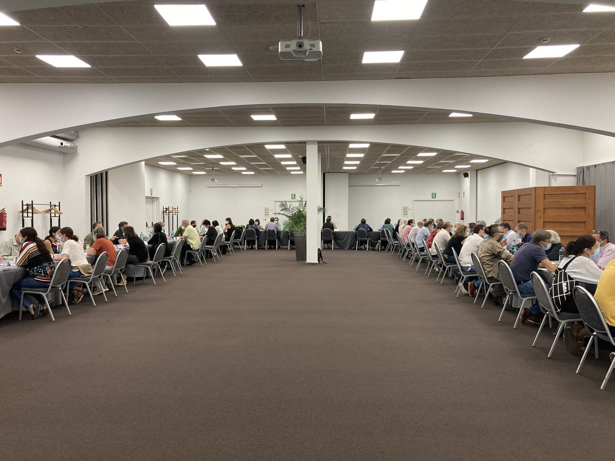 VHIR_'s tweet image. Iniciem el segon dia del #VHScientificRetreat amb una sessió d’speed dating on els investigadors comparteixen, en un parell o tres de minuts, el seu àmbit d’expertesa amb els seus companys. 

Investigadors clínics i bàsics face to face!