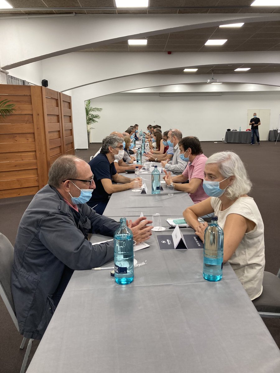 VHIR_'s tweet image. Iniciem el segon dia del #VHScientificRetreat amb una sessió d’speed dating on els investigadors comparteixen, en un parell o tres de minuts, el seu àmbit d’expertesa amb els seus companys. 

Investigadors clínics i bàsics face to face!