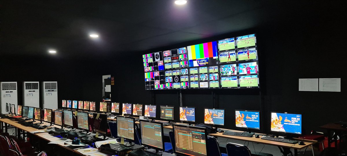 Siaran #PONXXPapua2021 dikendalikan dari lokasi ini. National Broadcast Center. Ada di halaman Kantor Gubernur Papua..
ini luarnya                  ini MCRnya