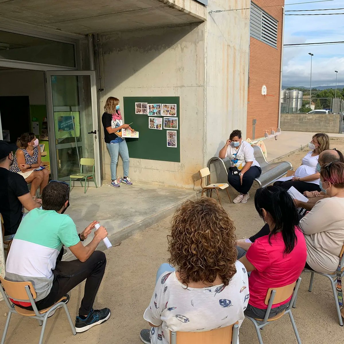 zer_conca's tweet photo. Setmana de reunions d'aula perquè les famílies puguin conèixer de primera mà com aprenen els seus fills i filles a les nostres escoles. Gràcies famílies! #zerconca #laboratoridetransformacióeducativa #escolarural #escolapetita #EscolesVerdes #families #compartir https://t.co/N4ij3EYUpb