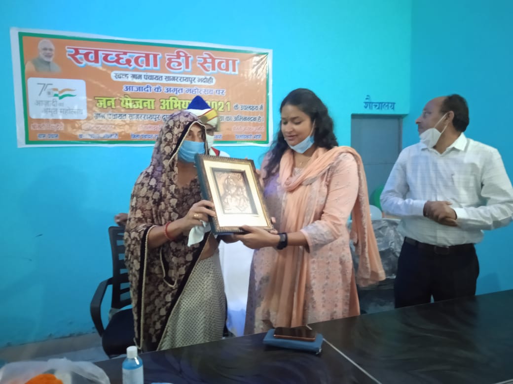 आज सागररायपुर में महात्मा गॉधी जयंती के अवसर पर व्यक्तिगत शौचालय सोखता गढ्ढा का फीटा काटकर एवं फावड़ा चलाकर उद्घाटन किया गया <a href="/CMOfficeUP/">CM Office, GoUP</a> <a href="/CMOfficeUP/">CM Office, GoUP</a> <a href="/InfoDeptUP/">Information and Public Relations Department, UP</a> <a href="/InfoUPFactCheck/">Info Uttar Pradesh Fact Check</a> <a href="/ShishirGoUP/">Shishir🇮🇳</a> @coolestsoul