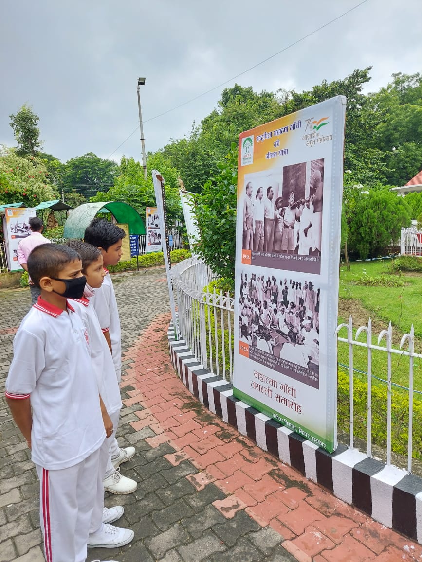 TourismBiharGov's tweet photo. #गांधीजयंती के अवसर पर #पर्यटनविभाग द्वारा आयोजित राष्ट्रपिता महात्मा गाँधी की जीवन यात्रा पर आधारित छायाचित्र प्रदर्शनी की कुछ झलकियाँ !
#IconicEvent #Gandhi #GandhiJayanti #MahatmaGandhiJayanti #Mahatma #MahatmaGandhiji #AzadiKaAmritMahotsav #Bihar https://t.co/Zzngh66JI4