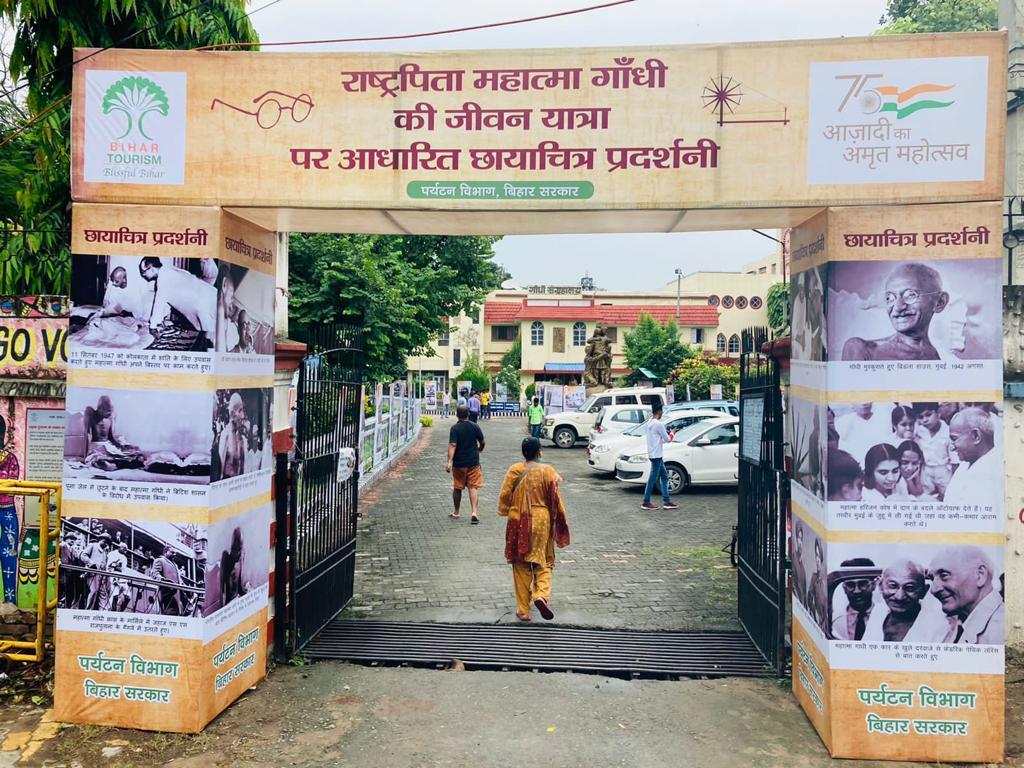 TourismBiharGov's tweet photo. #गांधीजयंती के अवसर पर #पर्यटनविभाग द्वारा आयोजित राष्ट्रपिता महात्मा गाँधी की जीवन यात्रा पर आधारित छायाचित्र प्रदर्शनी की कुछ झलकियाँ !
#IconicEvent #Gandhi #GandhiJayanti #MahatmaGandhiJayanti #Mahatma #MahatmaGandhiji #AzadiKaAmritMahotsav #Bihar https://t.co/Zzngh66JI4