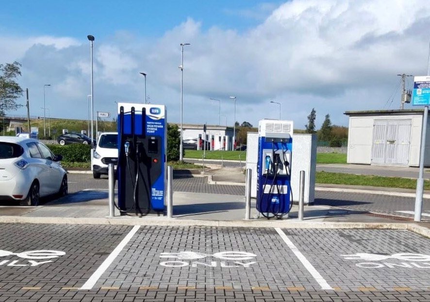 WattsUpIreland's tweet photo. New #ESBecars chargers now live in Co. Laois!
📍Circle K Ballacolla, M8 J3
1 x high power charger 150kW and 1 x 50kW available for EV drivers. https://t.co/dfyAxCZNf5