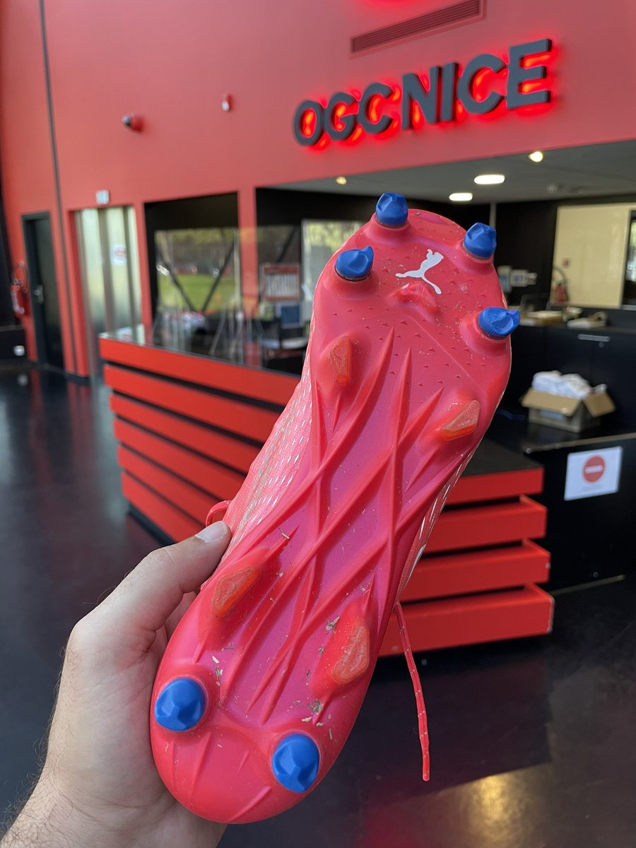 SmartPowerstud's tweet image. Balles neuves pour @andydelort7 pour #ogcnsb29 ! Vos pronos : il marque ou il bat son record de vitesse ? ( record actuel de #ligue1ubereats ). Go Andy, avec nos crampons, fais « voler » tes #puma 🚀🦈 #ogcnice #andydelort #smartpower #butligue1