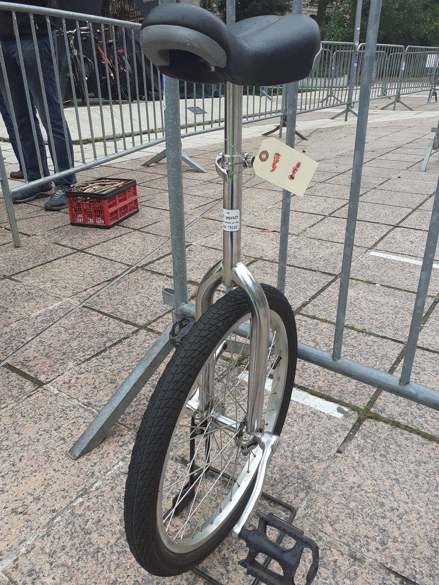 SabineRouenVelo's tweet photo. Venez esplanade Marcel Duchamp.
Déposez vos vélos à vendre jusqu'à 12h30.
Les premiers sont arrivés https://t.co/fpKtNdRVwi