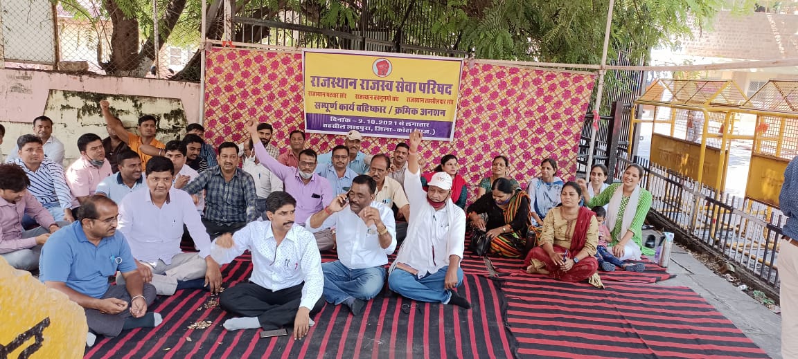 Rafeek_patwari's tweet photo. जब गांवों का प्रशासन ही धरने पर हैं, तो कैसे सफल होगा प्रशासन गांवों के संग 
@zeerajasthan_ 
@LovelyNews18 
@1stIndiaNews 
@indianewsraj1 
@ashokgehlot51 
@PatrikaNews 
@DainikBhaskar 
@jaina111 
@SajjanSinghRPS1 
@RPS_MANGROL 
@President_rps https://t.co/wj9puDcts1