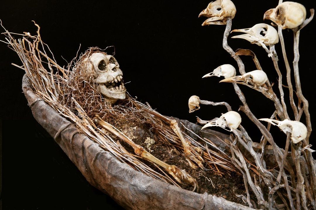BeautifulBzarre's tweet photo. Step into the curiously dark cabinet of Sabrina Gruss and discover "Les lendemains qui chantent".
#beautifulbizarre #sculpture #assemblageart #skullart #cabinetdecuriosité #oddities #outsiderart #expressionism #bonesart #darkart #art #sculpture #artist https://t.co/9YLCf3DJB2