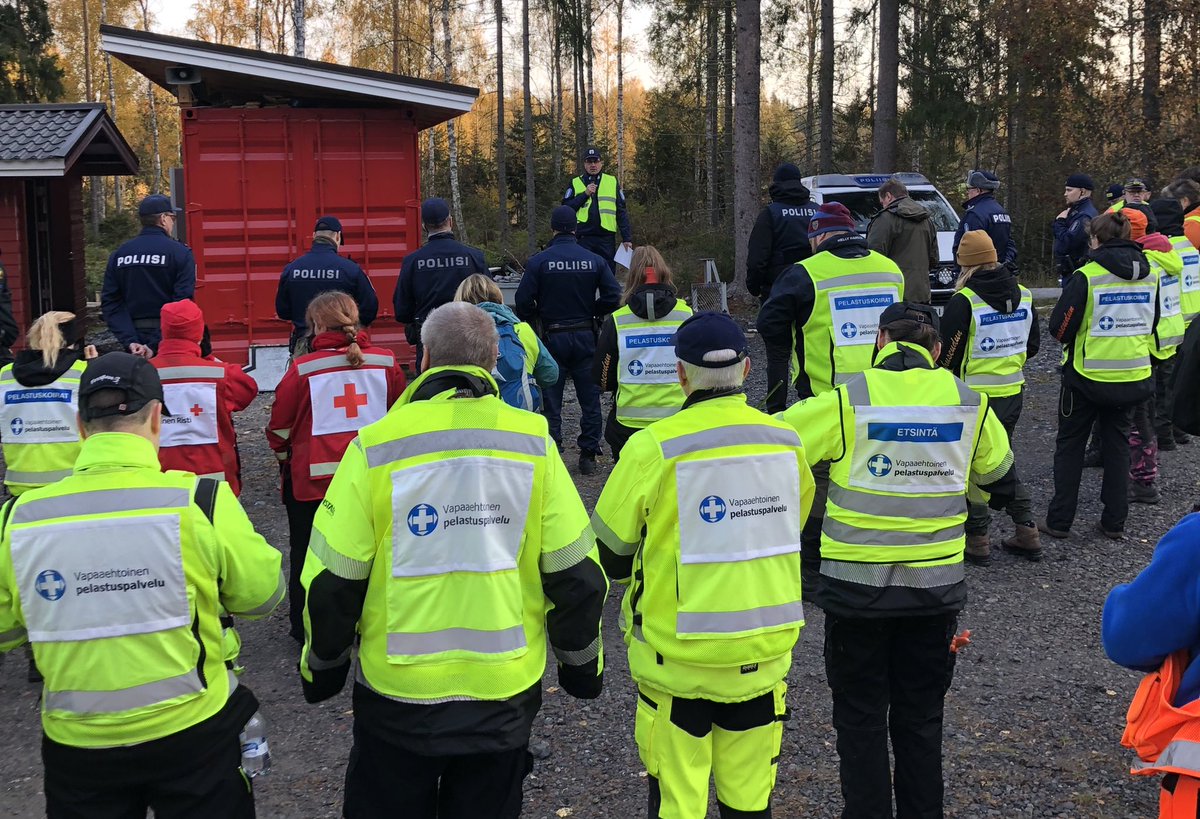 L_S_poliisi's tweet photo. Pomarkussa etsitään kadonnutta - tällä kertaa ei kuitenkaan oikeasti vaan harjoitusmielessä. Eri toimijoiden välisen yhteistyön säännöllinen harjoitteleminen on tärkeää. Harjoituksessa mukana mm. #vapepa, Noormarkun ja Pomarkun #VPK, @UAS_501, @rajavartijat.

#poliisi #lspoliisi https://t.co/mBh1mfzQ3a