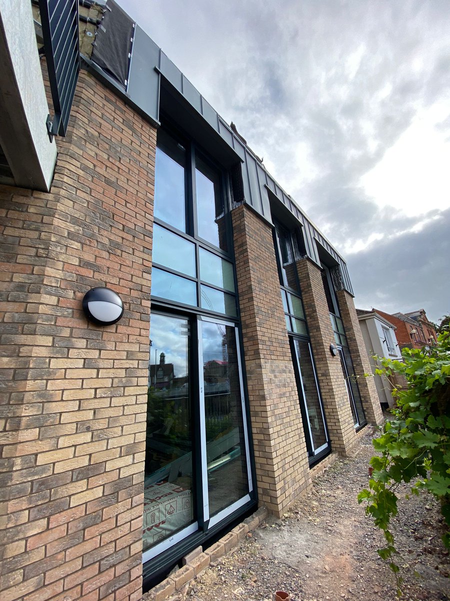 Most of our work has been covered up due to the weather lately. Here are a few pictures from some of our sites, including 3 bespoke shoed screens for a residential property.
.
.
📍#exeter
📍#wembury
📍#Taunton
.
.
#aluminium #aluminiumwindows #aluminiumdoors #construction #design