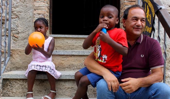 Tredici anni e due mesi.
Più che una sentenza, una vendetta. Uno scandalo per tutte e tutti noi. 
La condanna inflitta a #MimmoLucano rappresenta l'ennesimo atto nella criminalizzazione della solidarietà portata avanti dalle istituzioni italiane

#HRDs #laSolidarietaNonSiArresta