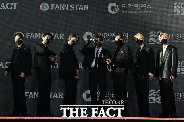lovesjef's tweet photo. They are all exposing their foreheads
#ENHYPENonTMA2021 https://t.co/SQ75MbiJCS