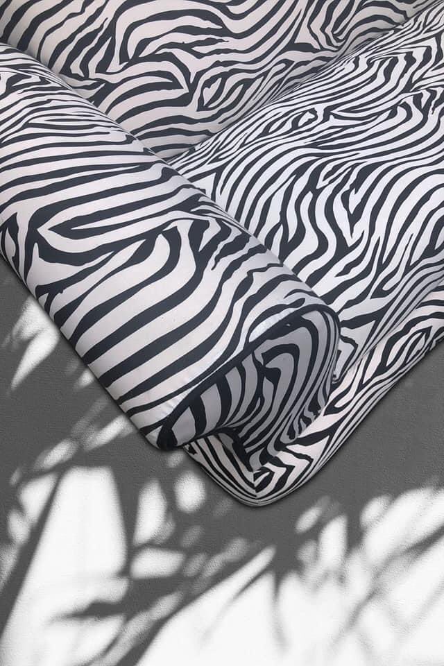 wesellsofas1's tweet photo. Our Safari Sofa, perfect for your guesthouse, game lodge or hotel. 🇿🇦
Selling for R10 000
Delivery can be arranged. 
Cape Town,South Africa
 #krugernationalpark   #tablemountain #stellenbosch #hermanus  #gamelodge #safari #capetown https://t.co/tZ5fR407Dy