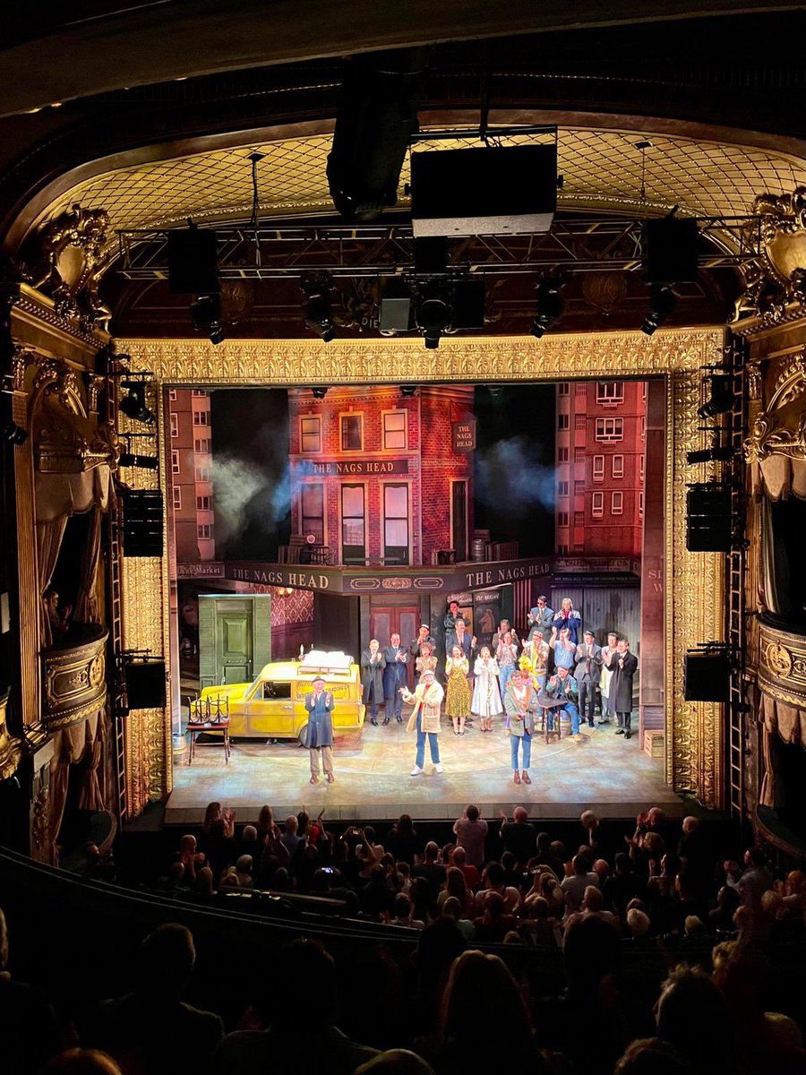 OfficialAshGray's tweet image. About last night…
What an amazing re-opening of @OFAHMusical. Felt so good to be back on Hookey Street! Well done Team and a big shout out to the incredible audience who made the night so special, including our first guest down the Nags Head…@idriselba.