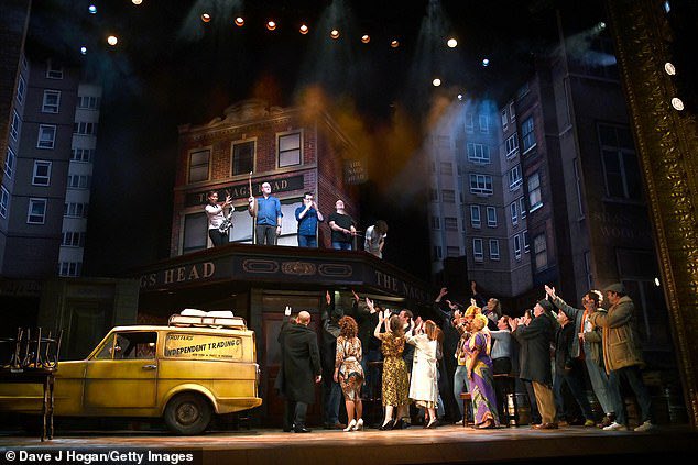OfficialAshGray's tweet image. About last night…
What an amazing re-opening of @OFAHMusical. Felt so good to be back on Hookey Street! Well done Team and a big shout out to the incredible audience who made the night so special, including our first guest down the Nags Head…@idriselba.