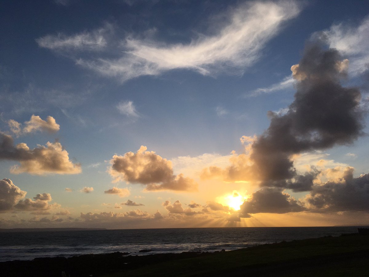 CreativeEmpathD's tweet photo. Nature and empaths are a match made in heaven. Lazy morning recharging the sleep cylinders followed by a surf which is like kissing natures energy. When she’ll let you. Followed by the new James Bond at the cinema. #lovelife #empath #sunrise #nature #beach #sky #clouds #beauty https://t.co/ajI2DXVIFv