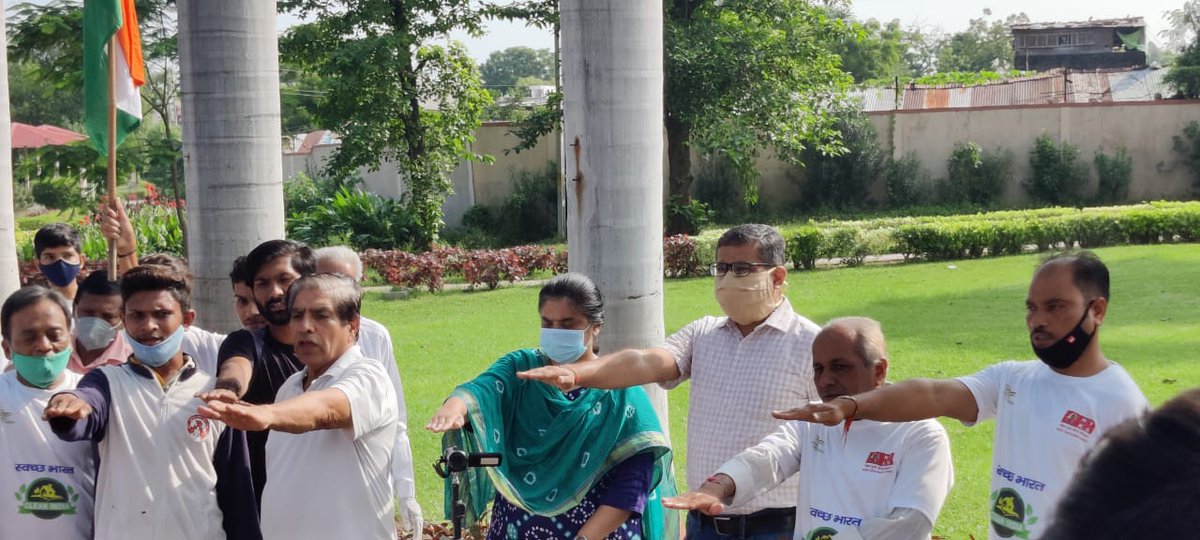 np_ksad's tweet photo. તા.૦૨/૧૦/૨૧ના રોજ ગાંધી જયંતી નિમિતે સરદાર પટેલ મેમોરીયલ ખાતે ગાંધીજીના ફોટો ને આણંદ જીલ્લાના સાંસદશ્રી ,પૂર્વ સાંસદશ્રી, કલેક્ટર સાહેબશ્રી,કરમસદ નગરપાલિકાના પ્રમુખશ્રી,ઉપ પ્રમુખશ્રી,ચીફ ઓફીસરશ્રી,સભ્યોશ્રી દ્વારા હાર ચઢાવીને સ્વચ્છતા શપત લીધેલ છે અને સ્વચ્છતા રેલીનું આયોજન કરેલ. https://t.co/yju7E3NbYc