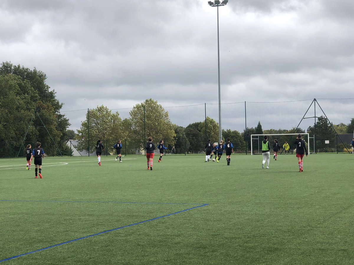 AsAvrilleFoot's tweet photo. Les U15 féminines de l’@AsAvrilleFoot sur le terrain face à l’équipe féminine de @MairieMJ  
Bravo les filles https://t.co/sOTOGkHuhA