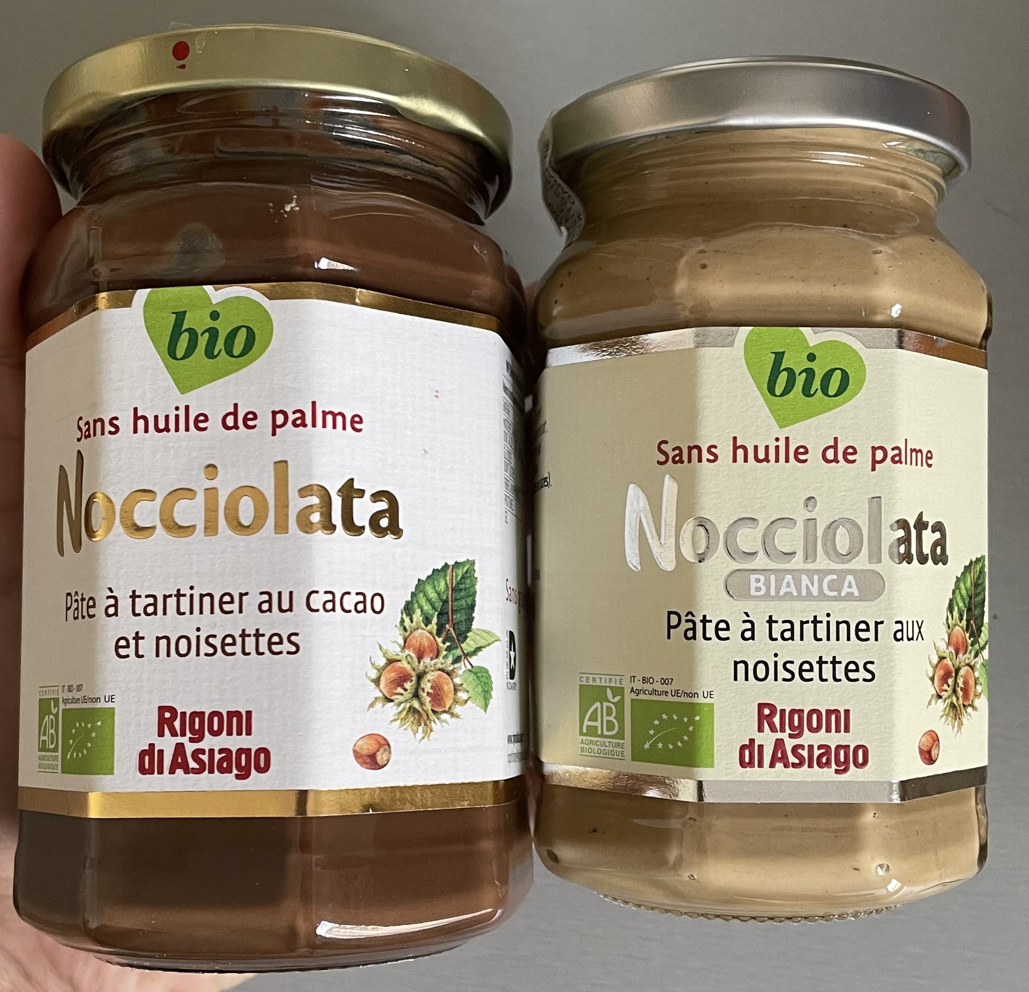 H. on X: Vous préférez lequel de ces deux kings ? L'équivalent à 100% du  Nutella en mieux Ou L'équivalent à 100% de l'intérieur du Kinder Bueno en  mieux ? ⬇️  /