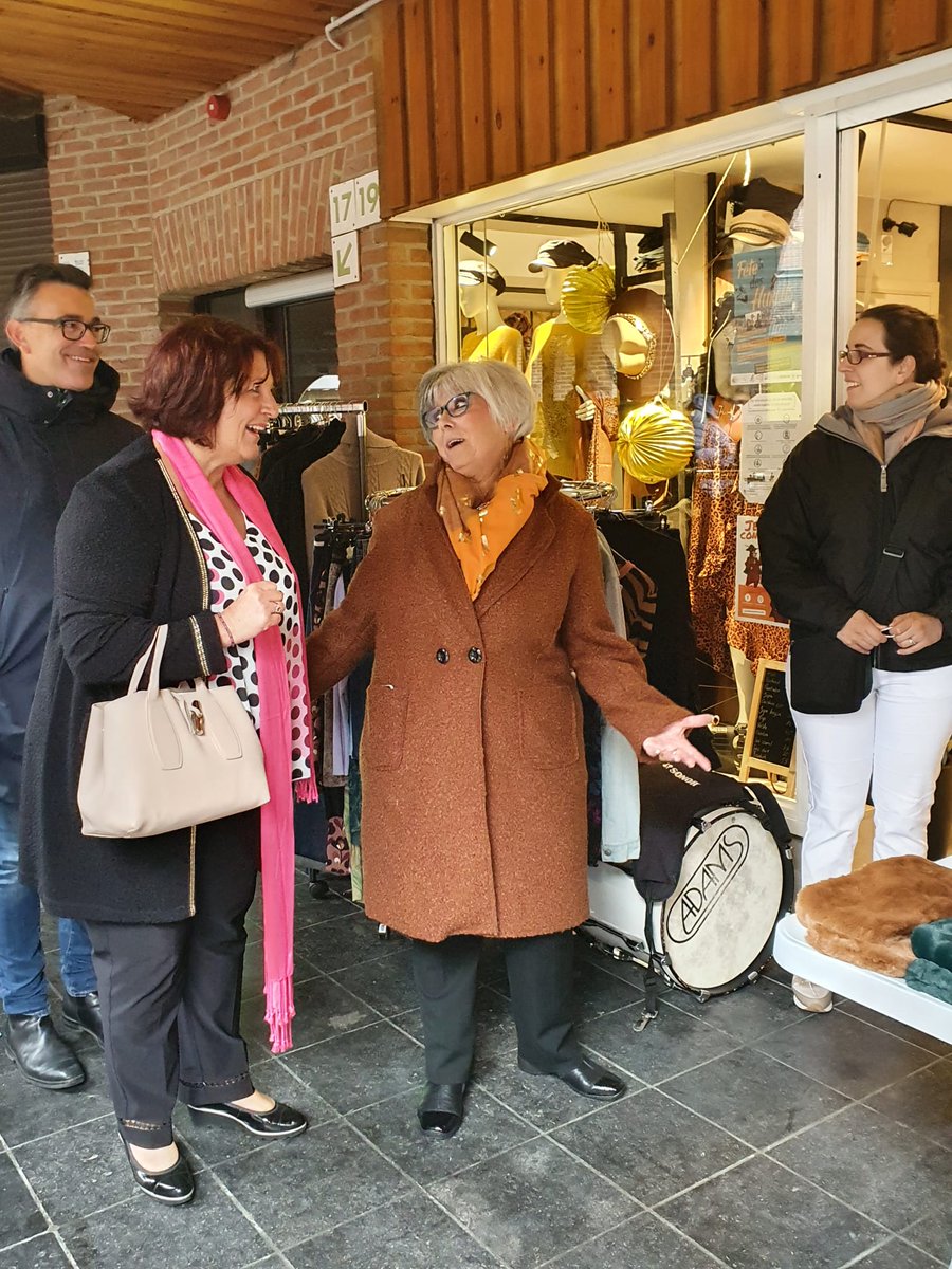 Beaucoup de magasins vous offrent des petits cadeaux ou des réductions ce weekend, donc faites comme la Bourgemestre Aubert et faites votre shopping à Mouscron 🎁🎉  #weekendduclient #mouscron