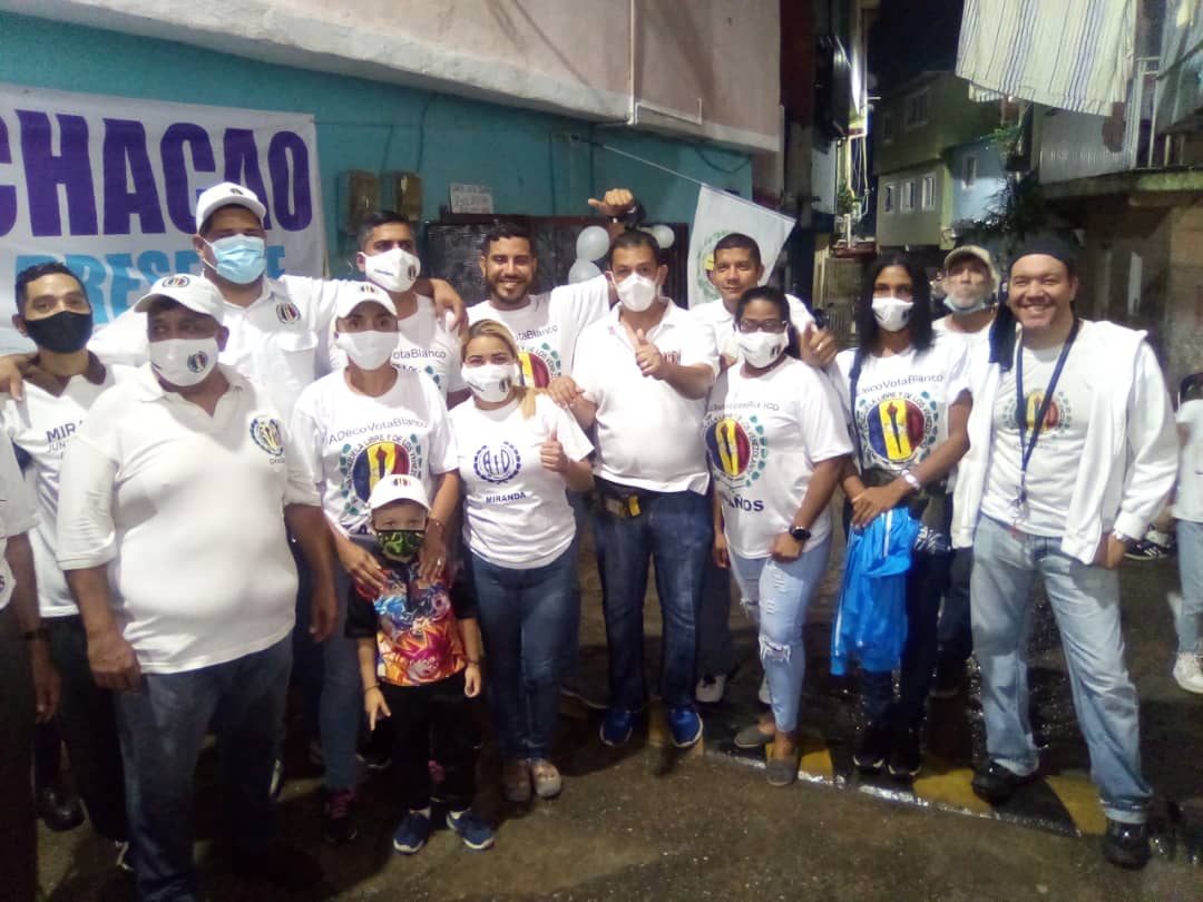 FcoDabreu's tweet photo. Bendecidos y bajo la lluvia salimos en la tarde de éste #31Sep a recorrer #Bucaral @Chacao
#AcciónDemocrática, visitó casa por casa junto al equipo de #COPEI y la candidata @AlianzaDemocMir y próxima alcaldesa @gpinhof
El #21Nov #Vota Por un nuevo #CHACAO abajo y a la izquierda https://t.co/0cs7kj1Wgg