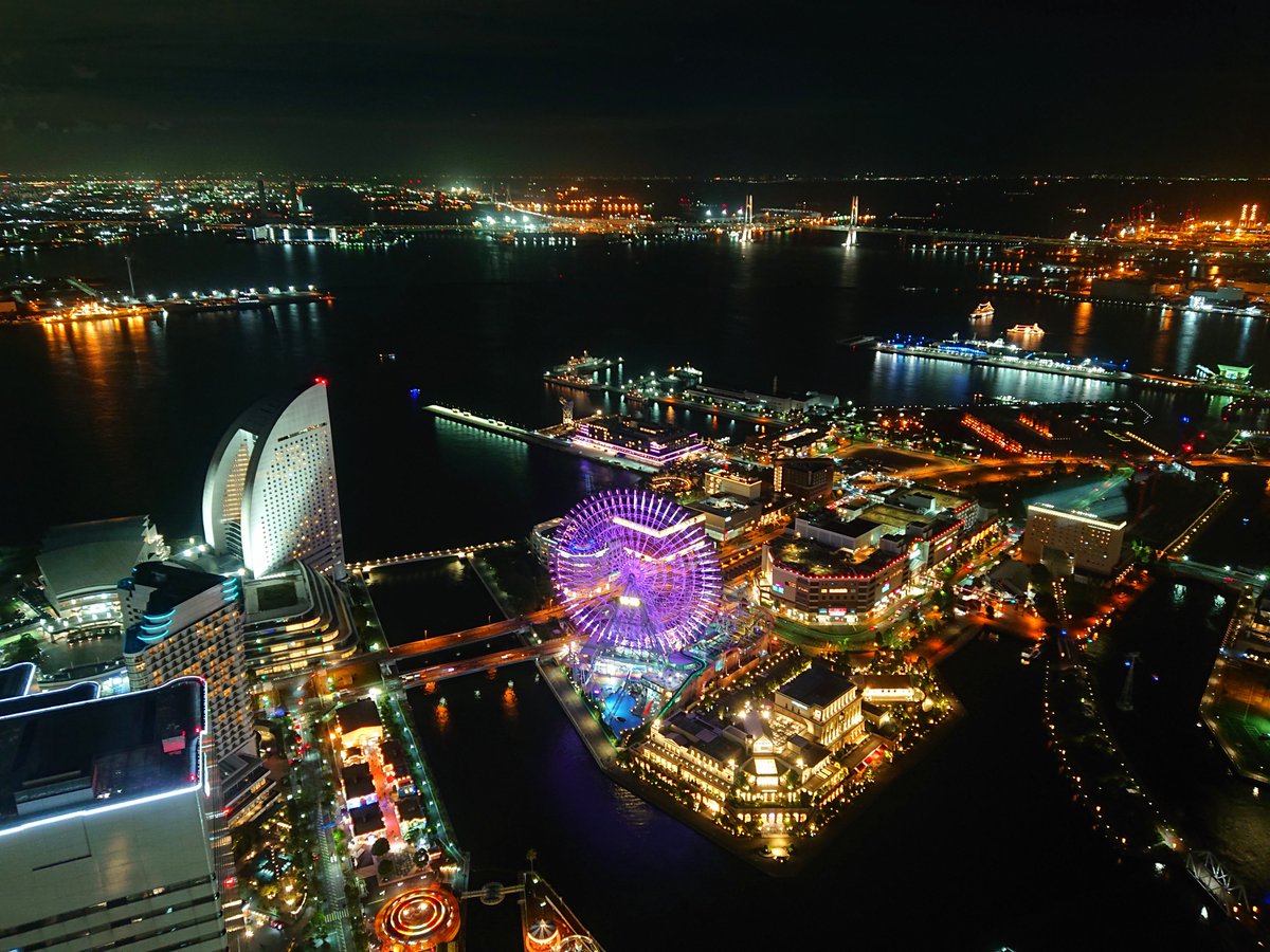 あぼ 上京八周年 横浜港の夜景は華やかです カップルに囲まれながら単身スマホで撮影してます 横浜市 桜木町 みなとみらい 横浜ランドマークタワー 夜景 イマソラ 台風一過 ファインダー越しの私の世界