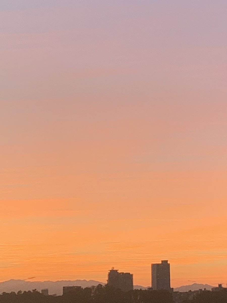 U_MOB2017's tweet photo. 10月だね昨日は天気荒れてだけど今日は過ごしやすかったな！夕焼けは落ち着く https://t.co/iodULDlcMH