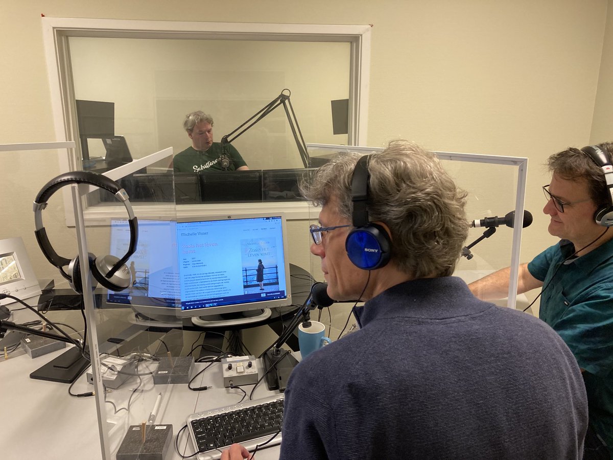 De dag begon met koffie en een interview in de radiostudio van 1Twente, vanmiddag een uurtje signeren bij Broekhuis Hengelo, en voor vanavond gezellig een feest op de agenda. Heerlijk zo’n dag 🍀