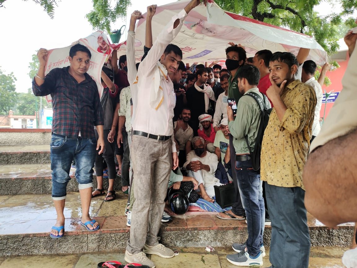 manojpehul's tweet photo. #REET_JEN_SI_परीक्षा
बारिश के बावजूद युवाओं को न्याय दिलाने शहीद स्मारक पर डंटे सांसद @DrKirodilalBJP https://t.co/t8PPCC5btb