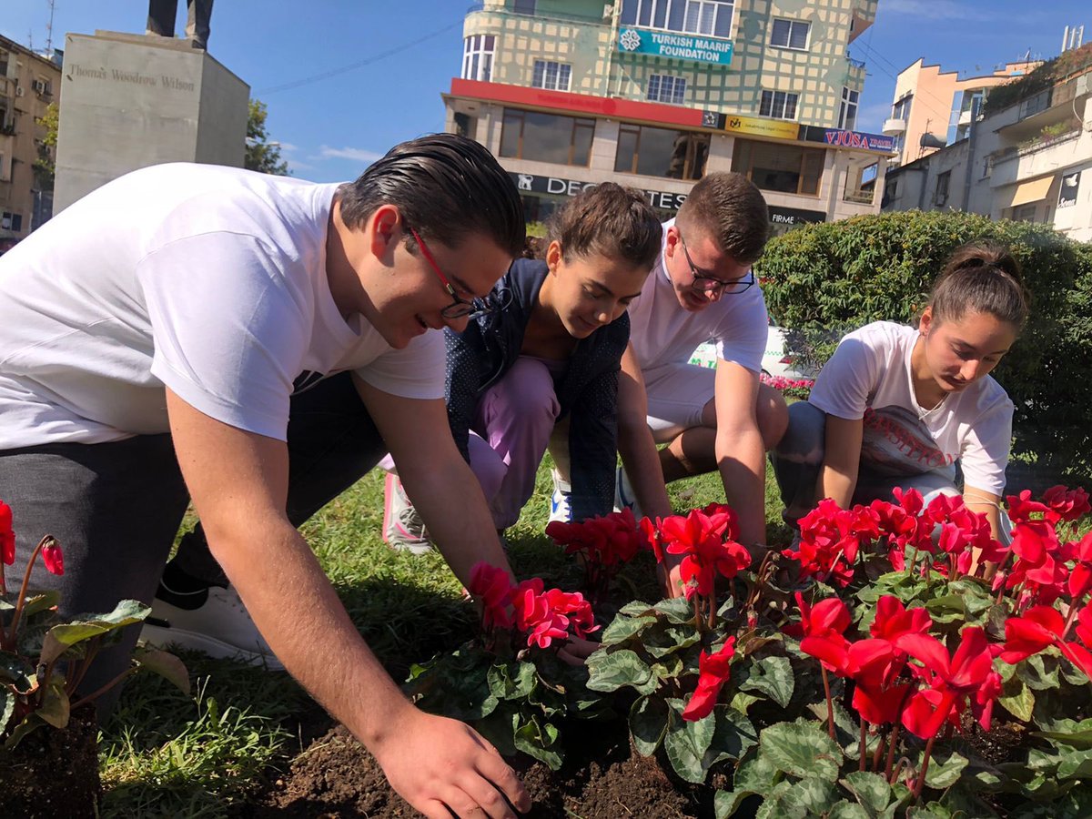 😊 Çfarë lumturie tu japësh një dorë zonjave në zbukurimin e Tiranës tonë 😊