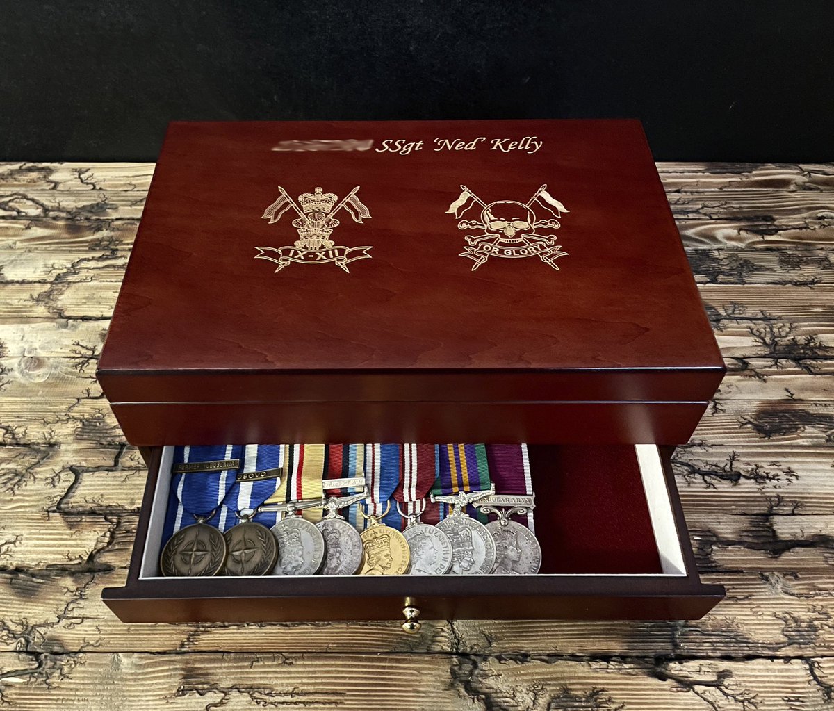 prontoimages's tweet photo. New style of Medal Box released this week 🏅 Let us introduce the Ross Mess Kit Clutter Box 📦 💪

All our clutter boxes are named after @Proud_Sappers VC winners 💂‍♂️🇬🇧

#MedalBox
#VeteranOwned
#MessKit
#MessPresentations https://t.co/ElI0AyrrdL
