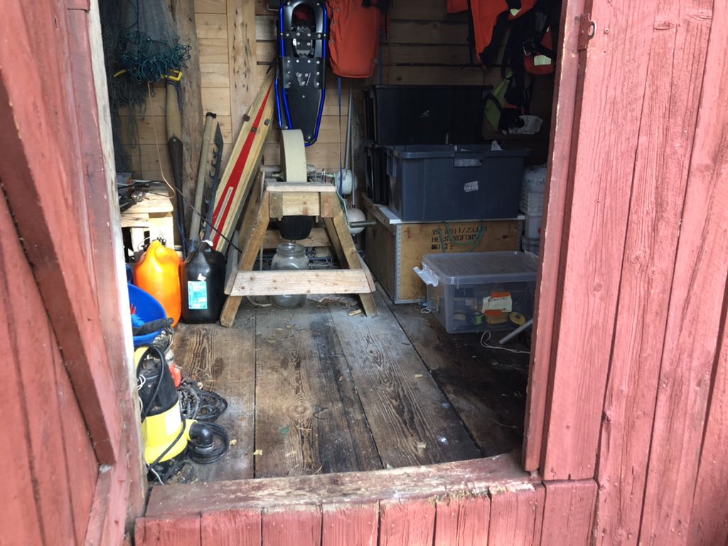 MarkkuNiinivaar's tweet photo. Verkkovajan lattia on tehty 30-senttisestä tammilankusta. Perimätiedon mukaan kun Ojalan veljekset asutettiin tähän, lähistöllä makasi hylkynä saksalainen akkulaiva. Sen kansi oli tammea. Kuuton yö, soutumatka ja äänetön urakka. #hapari #Virolahti https://t.co/jKiz2cJFGa