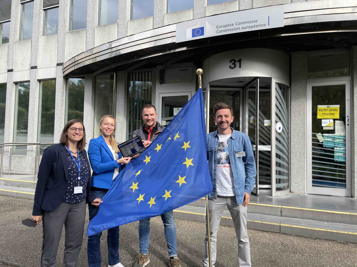 ecrossgermany's tweet photo. Handing over #Three4Climate students’ #climate protection demands to the #EU
https://t.co/mmGKM5JFO2
@EUinDE @EUKI_Climate @bmu #EUGreenDeal #Europa https://t.co/K8jKm89ke1