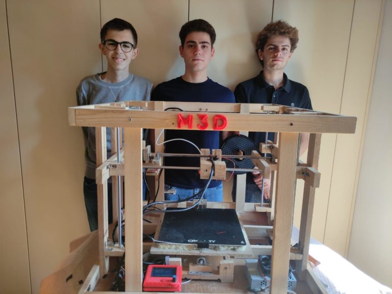 MakerFaireRome's tweet photo. Dall'androide che riconosce la lingua italiana e traduce in Braille al drone con visione notturna: sono alcuni degli 11 #progetti selezionati dalla #CallForSchool. 
Scoprili tutti a Maker Faire Rome 2021 👉 https://t.co/ehaTL3Gkt9 
#MFR2021 https://t.co/C6EAyJvK6c