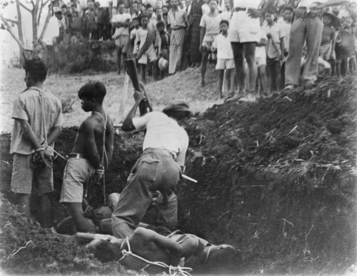 potretlawas's tweet photo. TW // Remah September. Potret-potret ini dokumentasi kronologis pembunuhan orang-orang yang dituduh komunis dan terlibat peristiwa Madiun Sep. 1948. Sejak diarak ke lubang pembantaian hingga tamat.

Kita mungkin pernah melihatnya dg aneka cerita lain. Ini yang sejujurnya terjadi. https://t.co/B3ZPy5T6de