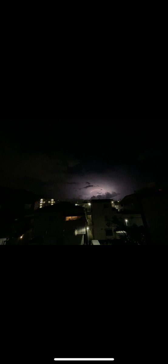 rururui_7's tweet photo. カメラで雷を撮るのが目標の１つなのよね〜⚡️
iPhoneで加工なし。 https://t.co/iojwgXvJvM