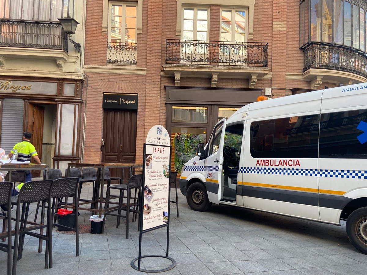 ¿Desde cuándo el conductor de una ambulancia se tiene que bajar a quitar veladores para que entre el coche.?
Vecinos Álvarez Quintero indignados. 
#sevilla.