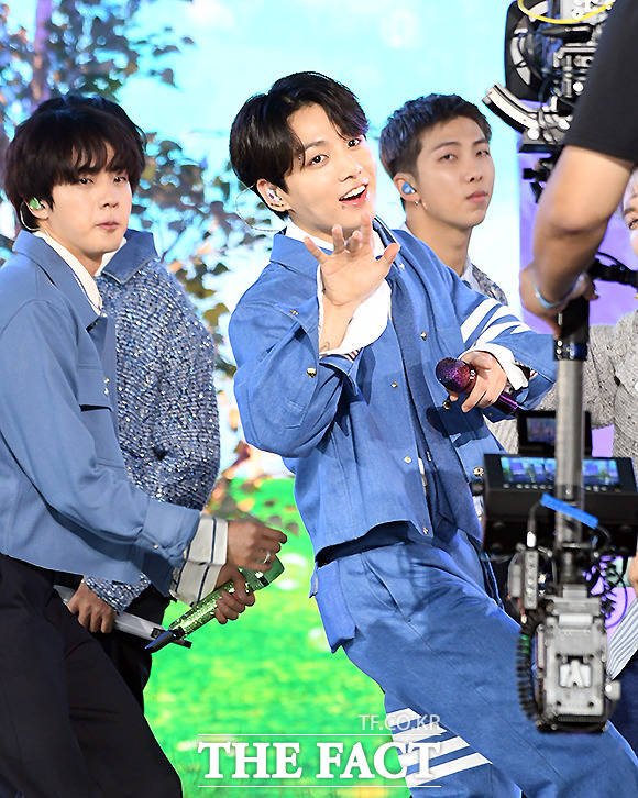 PRESS] 2021 TMA BTS Performance stage photo: Permission To Dance