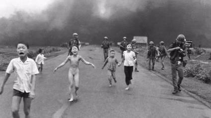 Vicente73977721's tweet photo. Una imagen histórica que resume y expresa como EEUU da lecciones al mundo de "democracia y respeto a los derechos humanos".

No lo olviden!! https://t.co/DISTWrziL3