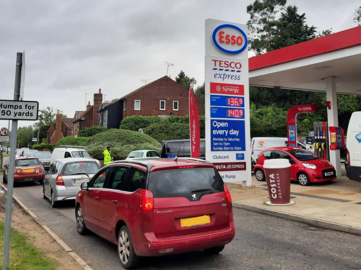 TVP_ChiltSBucks's tweet photo. A big thank you to everyone for being patient and kind whilst we continue to assist the staff at petrol stations in making sure we can all fill.up.  An extra big thanks to the member of public who left us with some snacks and drinks to keep us going  #PoliceInOurCommunity #C9852 https://t.co/MFOhDwetkJ