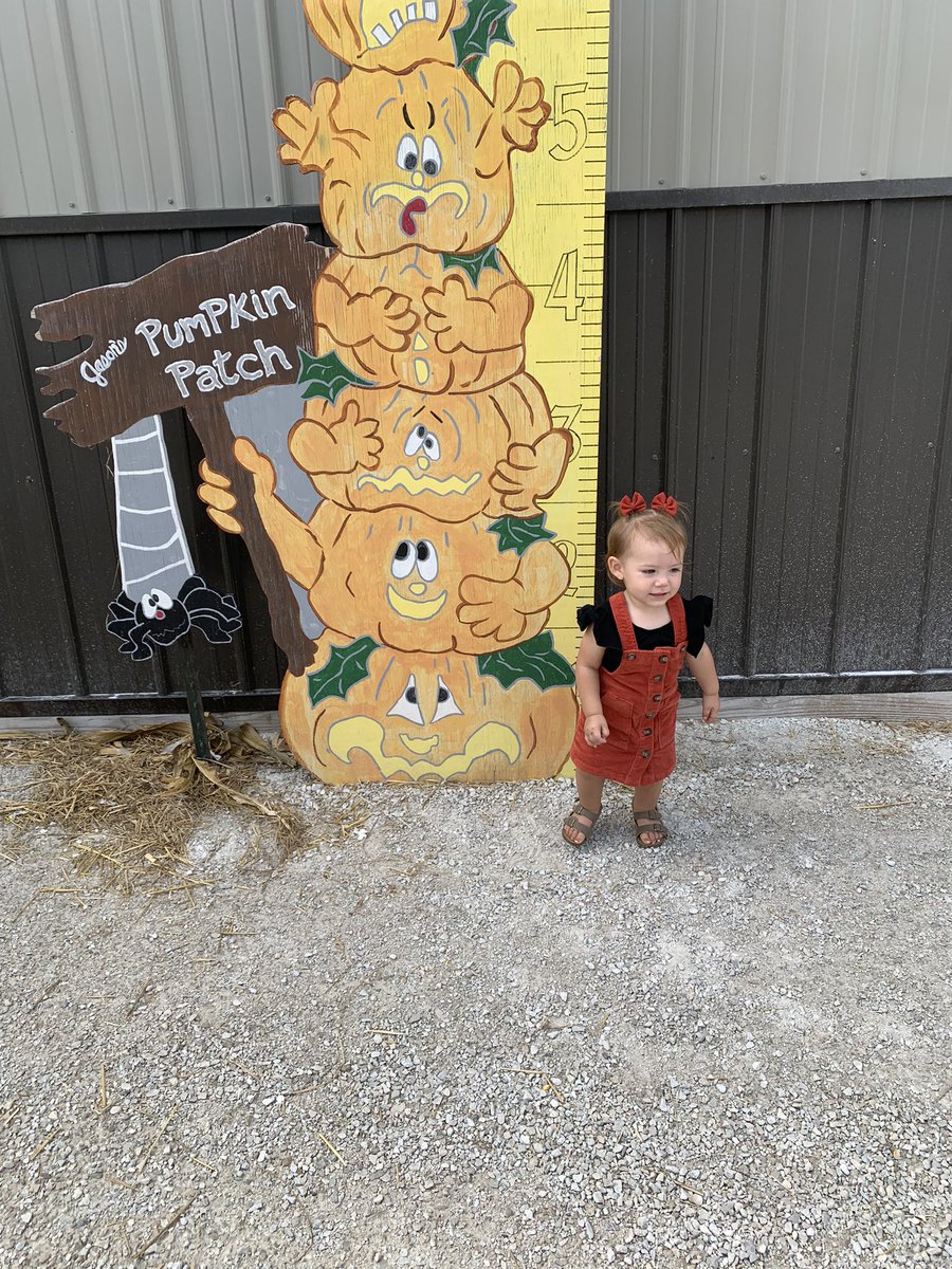 whitbeher's tweet photo. Pumpkin patch loves 🎃 https://t.co/wqB10W8Qtz