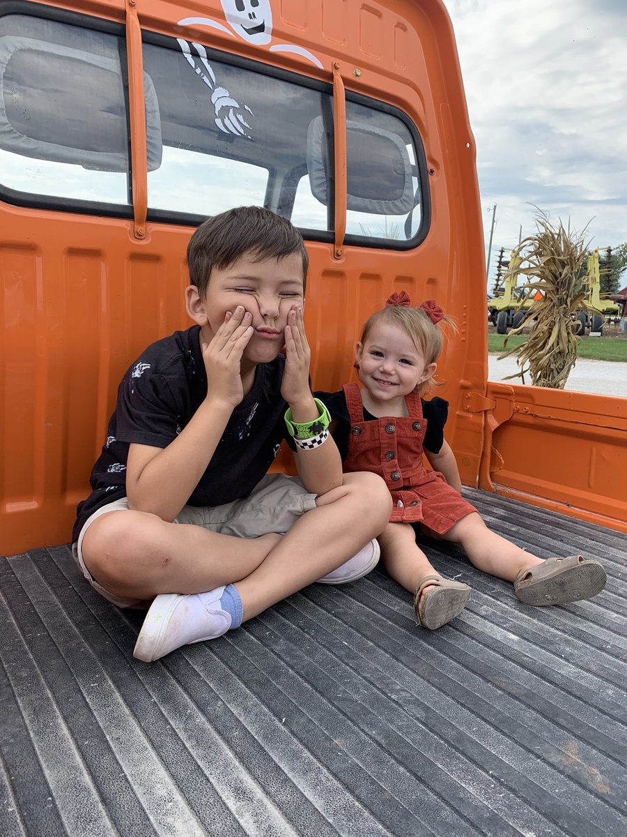 whitbeher's tweet photo. Pumpkin patch loves 🎃 https://t.co/wqB10W8Qtz