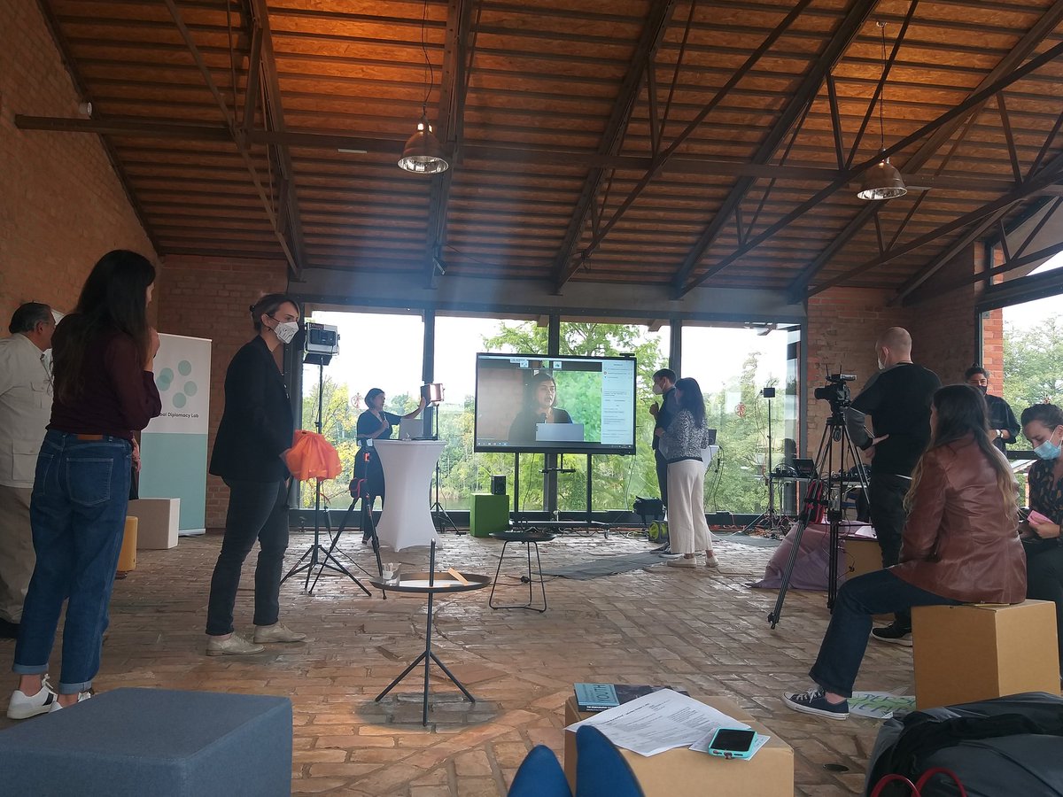 Ginitastar's tweet photo. #IamGDL @diplomacy_lab en vivo desde Brandenburgo para sus miembros, el Laboratorio de diplomacia Global presenta los resultados de los grupos de trabajo y el nuevo grupo de gobernanza. Muy honrada de hacer parte. https://t.co/p7HTmaXXop